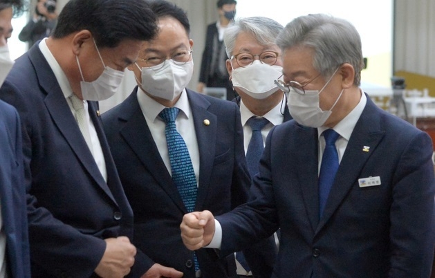 이재명 경기도지사가 20일 경기도 수원시 팔달구 경기도청에서 열린 국회 국토교통위원회의 경기도에 대한 국정감사에서 의원들과 인사하고 있다.