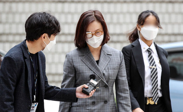 '자녀 입시비리·사모펀드' 및 업무방해 등 혐의로 기소된 정경심 동양대 교수가 지난 15일 오전 서울 서초구 서울중앙지방법원에서 열린 32차 공판에 출석하기 위해 법정으로 들어가고 있다. (사진=뉴시스 제공)
