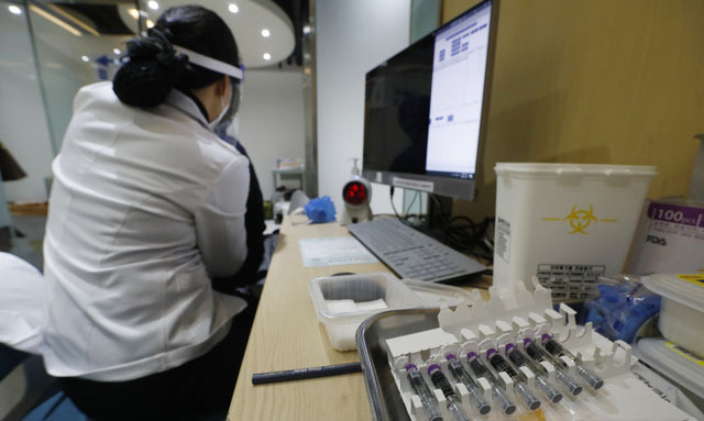 인천, 고창, 대전, 제주, 대구에서 인플루엔자(계절 독감) 백신 예방 접종 이후 사망자가 5명이 발생해 정부가 예의주시하고 있는 21일 한국건강관리협회 서울서부지부를 찾은 시민이 예방접종을 하고 있다. (사진=뉴시스 제공)