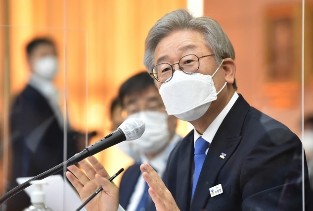 이재명 경기도지사가 19일 경기도 수원시 팔달구 경기도청에서 열린 국회 행정안전위원회의 경기도에 대한 국정감사에서 의원 질의에 답변하고 있다.
