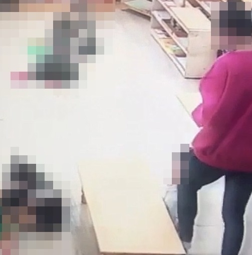 울산 동구 보육교사가 아동의 허벅지와 발목을 꾹꿀 밟고 있다는 장면. 학부모 제공