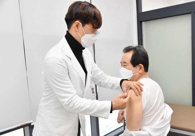 정세균 국무총리가 21일 오후 독감 예방접종이 진행 중인 세종시 연동면 보건지소에서 현장 시찰을 마친 후 독감예방접종을 받고 있다. (사진=국무총리실 제공)