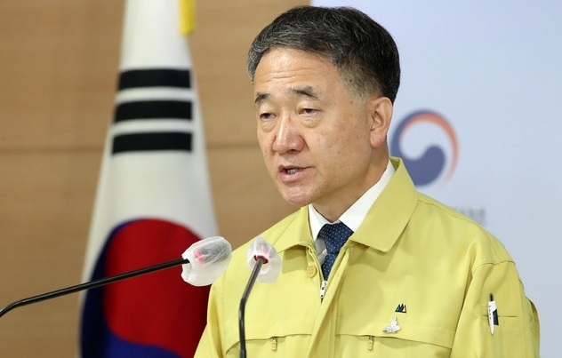 박능후 중앙재난안전대책본부 1차장(보건복지부 장관)이 25일 오후 서울 세종로 정부서울청사 브리핑룸에서 코로나19 중앙재난안전대책본부 정례브리핑을 하고 있다.
