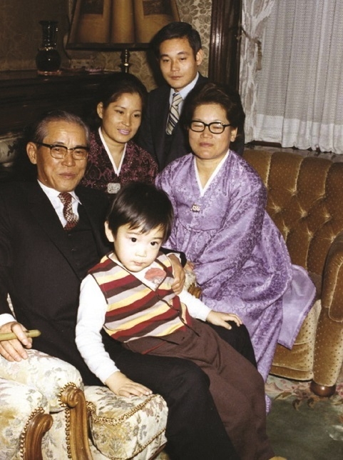 1972년 장충동 자택에서 아버지 이병철 창업주와 함께 찍은 가족사진. (사진=삼성전자 제공)