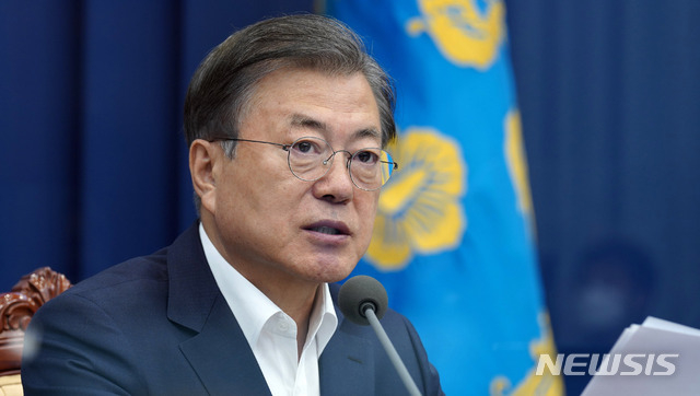 문재인 대통령이 19일 오후 청와대 여민관에서 열린 수석·보좌관 회의를 주재하고 있다. 2020.10.19. (사진/뉴시스)