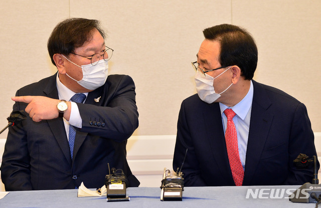 김태년 더불어민주당 원내대표와 주호영 국민의힘 원내대표가 22일 서울 여의도 국회에서 2020년도 제4차 추가경정예산안 합의사항 발표에 앞서 대화를 나고 있다. (공동취재사진)