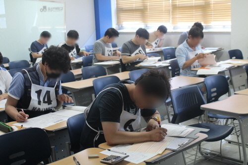 자동차진단평가사 시험 장면.