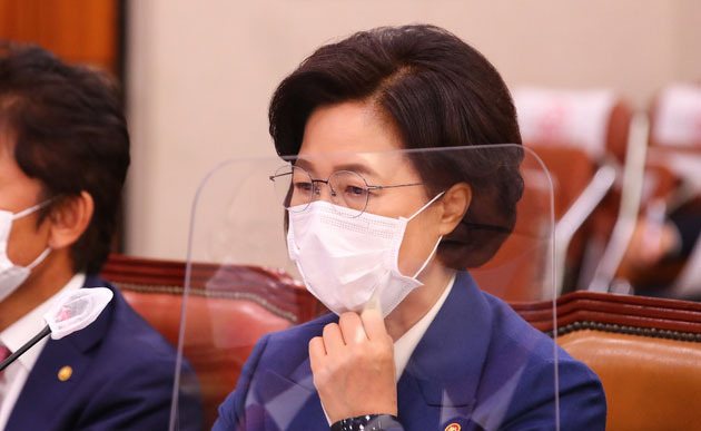 추미애 법무부장관이 26일 오전 법무부·대법원·감사원·헌법재판소·법제처를 대상으로 한 종합감사가 열린 서울 여의도 국회 법제사법위원회에 출석해 자리하고 있다. (사진=공동취재사진)