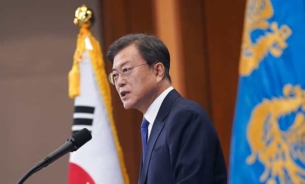 독감주사 사망 사례 속출에 따른 국민들의 불안감에 대해 문재인 대통령이 "주사를 안 맞고 독감에 걸리면 더 위험하다”며 “예방접종을 확대해야 한다"고 발언했다. 사진=청와대 제공
