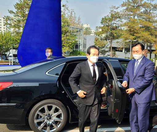 정세균 국무총리가 서울 강남구 삼성서울병원 장례식장에 마련된 고(故) 이건희 삼성전자 회장의 빈소에 들어서고 있다. (사진=뉴시스 제공)