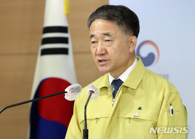 박능후 중앙재난안전대책본부 1차장(보건복지부 장관)이 25일 오후 서울 세종로 정부서울청사 브리핑룸에서 코로나19 중앙재난안전대책본부 정례브리핑을 하고 있다(사진/뉴시스).