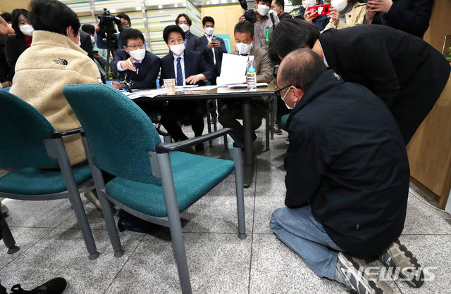 대구 쿠팡 물류창고에서 근무 중 배송분류작업을 하다 지난 12일 숨진 고 장덕준 씨 유가족이 26일 정부세종청사에서 국회 환경노동위원회 소속 더불어민주당과 정의당 의원들과 간담회 중 무릎을 꿇고 아들의 억울한 죽음을 밝혀달라고 애원하고 있다. (공동취재사진)