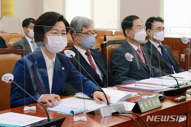 추미애 법무부 장관이 지난 26일 오전 서울 여의도 국회에서 열린 법제사법위원회의 법무부, 대법원, 감사원, 헌법재판소, 법제처 종합감사에서 질의에 답하고 있다. (공동취재사진) 2020.10.26