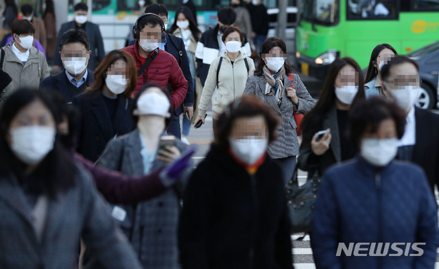 절기상 서리가 내린다는 '상강'인 23일 오전 서울 영등포구 여의도버스환승센터 인근에서 시민들이 출근길 발걸음을 재촉하고 있다. 2020.10.23. (사진/뉴시스)