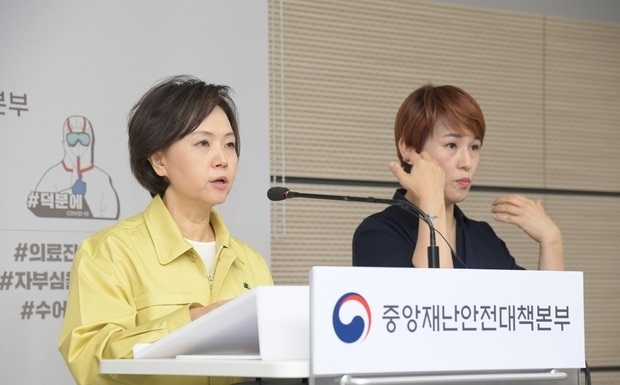 식약처가 "독감주사(독감백신) 백색입자가 안전성과 유효성에 문제없다"고 27일 밝혔다. 앞서 식약처는 한국백신사가 독감백신(인플루엔자 백신) ‘코박스플루 4가PF주’ 61만5000개를 자진 회수한다고 최근 알렸다. 앞서 대전에서 국가조달 물량인 한국백신의 독감주사를 맞은 80대 남성이 5시간 후 사망했다. 또 얼마 전에도 한국백신사의 독감주사(인플루엔자 백신)를 맞은 인천 지역 10대 1명이 접종 2일 만에 사망한 것으로 확인돼 방역당국과 식약처가 조사와 검사에 나섰다. 사진=식약처 제공
