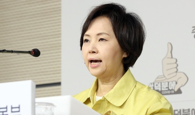 식약처가 "독감주사(독감백신) 백색입자가 안전성과 유효성에 문제없다"고 27일 밝혔다. 앞서 식약처는 한국백신사가 독감백신(인플루엔자 백신) ‘코박스플루 4가PF주’ 61만5000개를 자진 회수한다고 최근 알렸다. 앞서 대전에서 국가조달 물량인 한국백신의 독감주사를 맞은 80대 남성이 5시간 후 사망했다. 또 얼마 전에도 한국백신사의 독감주사(인플루엔자 백신)를 맞은 인천 지역 10대 1명이 접종 2일 만에 사망한 것으로 확인돼 방역당국과 식약처가 조사와 검사에 나섰다.