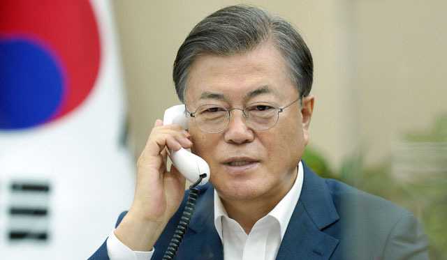 문재인 대통령이 27일 오전 청와대 여민관에서 쥐스탱 트뤼도 캐나다 총리와 통화하고 있다. (사진=청와대 제공)