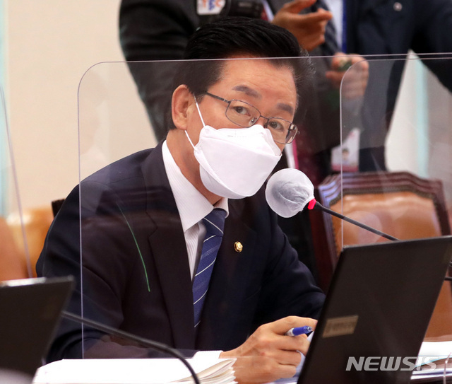 정정순 더불어민주당 의원이 13일 오전 서울 여의도 국회 국토교통위원회에서 열린 국정감사에서 손병석 한국철도공사 사장에게 질의하고 있다. 2020.10.15.(사진/뉴시스)