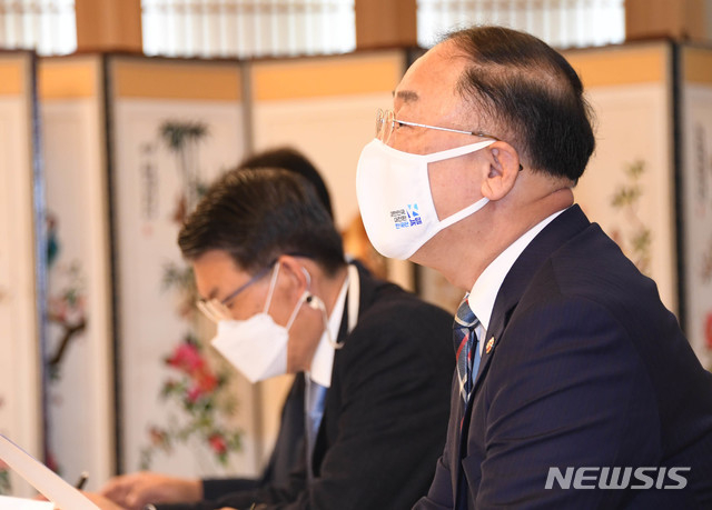 홍남기 부총리 겸 기획재정부 장관이 10월 28일 서울 광화문 정부서울청사에서 열린 '제9차 부동산시장 점검 관계장관회의'를 주재, 모두발언을 하고 있다.(사진=기획재정부)