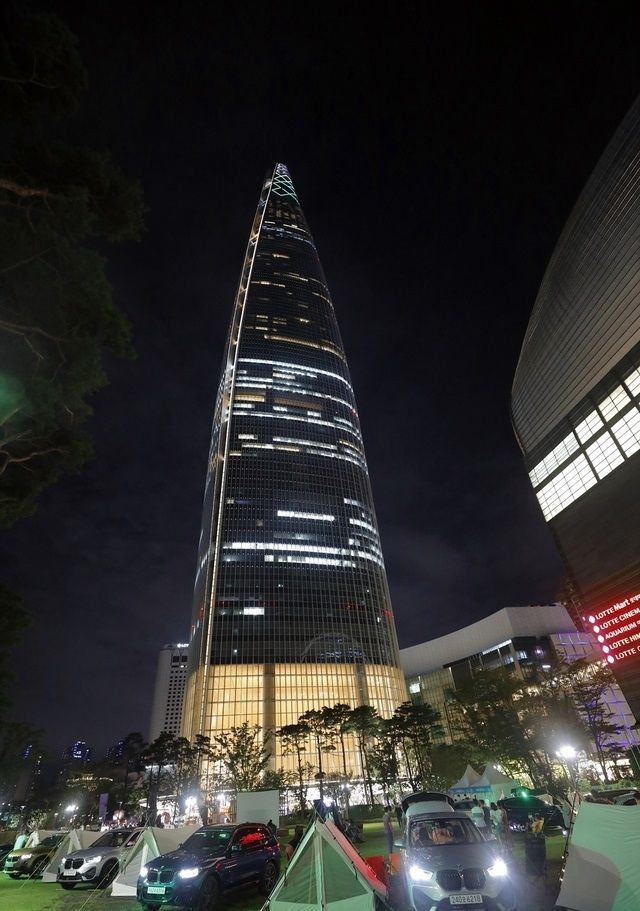 롯데월드타워에서 코로나19 확진자가 28일 발생해 전원 퇴근 조치했다. 앞서 발표된 질병관리청 중앙방역대책본부(방대본) 코로나19 발생현황에 따르면 28일 0시 기준 누적 확진자는 2만6146명이다. 강원 원주 코로나 집단감염(음식점) 여파로 27일 0시 이후 하루 동안 103명(신규 확진자) 늘었다. (사진=롯데물산 제공)