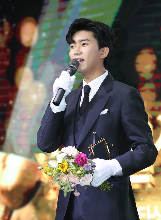 임영웅 장관표창 수상 소식이 지난 28일 전해졌다. 임영웅은 문화체육관광부(문체부) 주최, 한국콘텐츠진흥원 주관으로 이날 열린 ‘2020년 대한민국 대중문화예술상’에서 문체부 장관 표창을 수상했다.