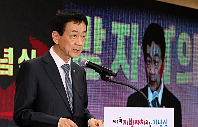 진영 행정안전부(행안부) 장관이 지난해 지방자치의 날 기념식에 참석해 기념사 하고 있다. 지난해 지방자치의 날은 10월 29일이 아닌 30일 세종시 어진동 지방자치회관에서 지방자치의날 기념식이 열렸다. 사진=뉴시스