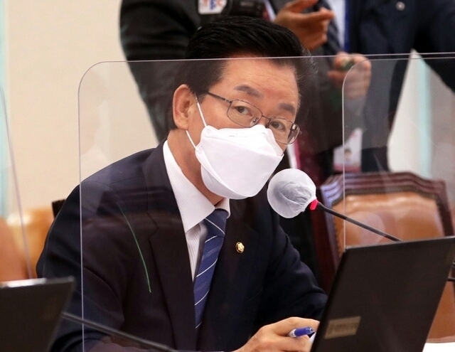 정정순의원 체포동의안이 국회 본회의서 가결된 직후 가결 뜻에 관심이 집중됐다. 정정순 의원에 대한 체포동의안이 국회 본회의에서 가결됐다는 소식을 들은 네티즌들은 포털사이트 검색창에 가결 뜻을 검색하며 많은 관심을 보였다. 가결 뜻은 회의에서 제출된 어떤 의안에 대해 심의하고 여러 사람의 의사를 따라 의안을 좋다고 인정해 결정하는 것이다. 