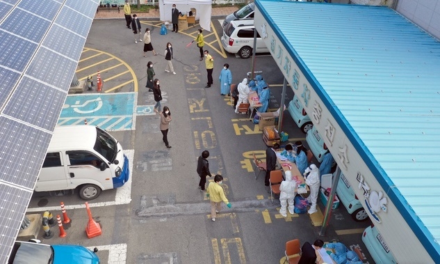 26일 오전 전남 나주시청 공무원이 신종 코로나바이러스 감염증(코로나19) 확진 판정을 받아 나주시청사가 임시폐쇄된 가운데 직원들이 선별진료소에서 코로나19 검사를 받고있다.