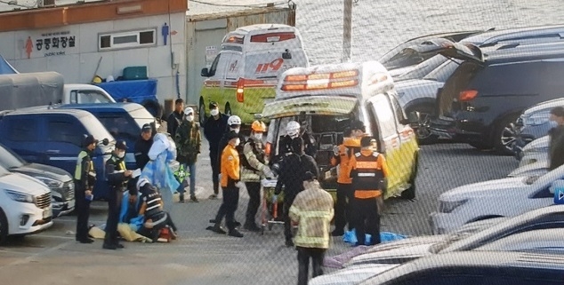 구조된 낚시승객들이 영목항 항포구서 안정을 취하고 있다.