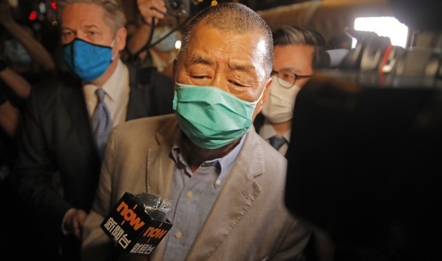 홍콩 대표적인 반중 언론 사주인 지미 라이(黎智英·72)가 홍콩보안법 위반 혐의로 체포된 지 40여 시간만에 12일 새벽 보석으로 석방됐다. 지미 라이는 석방되면서 취재진의 질문에는 답변하지 않았다.