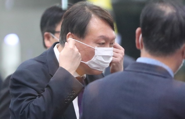윤석열 검찰총장이 지난 29일 오후 대전 서구 대전고등검찰청을 방문해 검사들과의 간담회를 마친 뒤 청사 로비에서 마스크를 쓰고 있다.