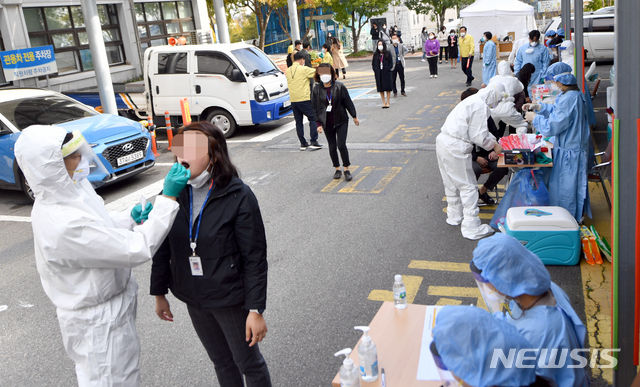 지난달 26일 오전 전남 나주시청 공무원이 신종 코로나바이러스 감염증(코로나19) 확진 판정을 받아 나주시청사가 임시폐쇄된 가운데 직원들이 선별진료소에서 코로나19 검사를 받고있다. (사진/뉴시스)