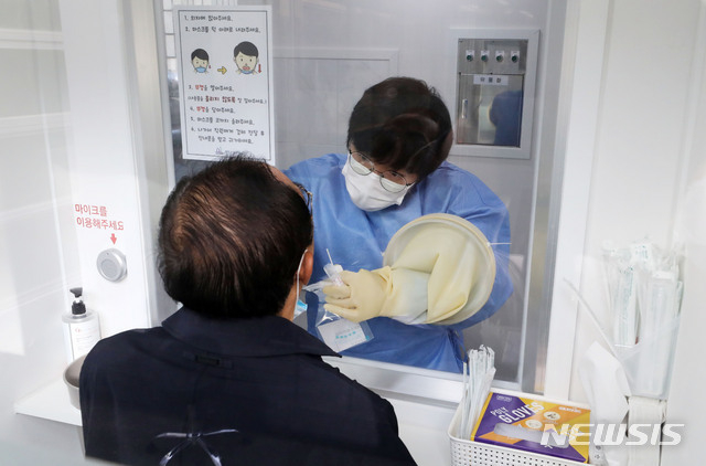 의료진이 지잔달 29일 오후 서울 서초구 서초보건소에 마련된 신종 코로나바이러스 감염증(코로나19) 선별진료소에서 검체를 채취하고 있다.(사진/뉴시스)