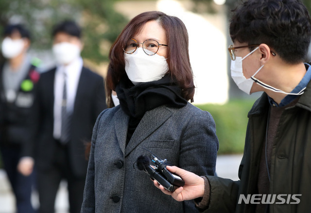 '자녀 입시비리·사모펀드' 및 업무방해 등 혐의로 기소된 정경심 동양대 교수가 지난달 29일 오전 서울 서초구 서울중앙지방법원에서 열리는 공판에 출석하기 위해 법정으로 들어가고 있다. (사진/뉴시스)