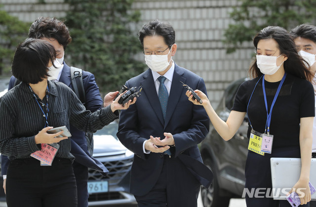 김경수 경남도지사가 지난 9월3일 오후 서울 서초구 서울고등법원에서 열린 '드루킹 댓글조작' 관련 항소심 20차 공판에 출석하며 취재진의 질문을 듣고 있다.(사진/뉴시스)