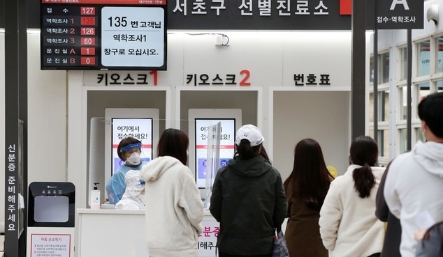 의료진이 29일 오후 서울 서초구 서초보건소에 마련된 신종 코로나바이러스 감염증(코로나19) 선별진료소에서 검체를 채취하고 있다.