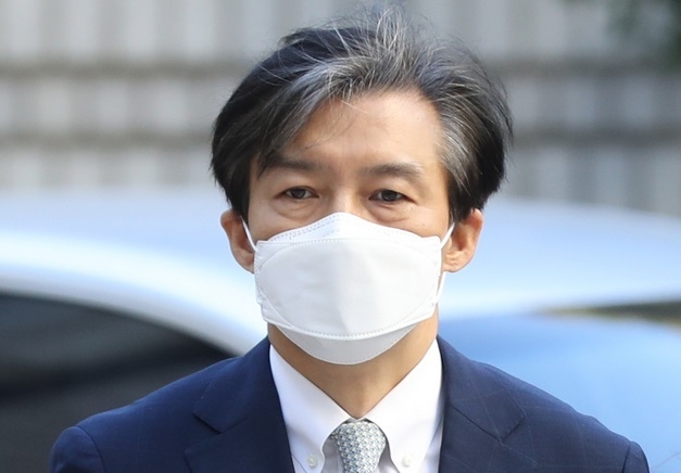 조국 전 법무부장관이 지난 23일 오전 청와대 민정수석비서관재직 당시 유재수 전 부산시 경제부시장 감찰 중단 혐의 공판 출석을 위해 서울 서초구 서울중앙지방법원으로 들어서고 있다.