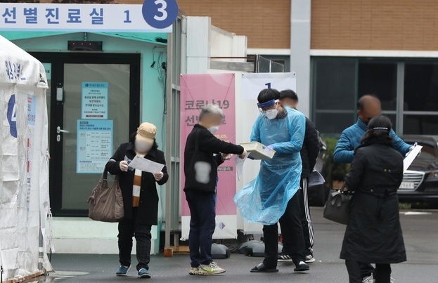 중앙방역대책본부 집계 1일 0시 기준 국내 코로나19 신규 확진자가 124명 늘어 닷새 연속 세자리수를 보인 가운데 1일 오전 서울 중구 국립중앙의료원 코로나19 선별진료소에서 출국 예정자들과 시민들이 검사 등을 기다리고 있다.