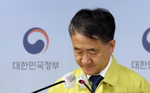 중앙재난안전대책본부 1차장인 박능후 보건복지부 장관이 1일 오후 서울 종로구 정부서울청사에서 열린 코로나19 중대본 회의 브리핑에 참석해 '사회적 거리두기 단계 격상에 따른 개편 방안'을 발표하고 있다.