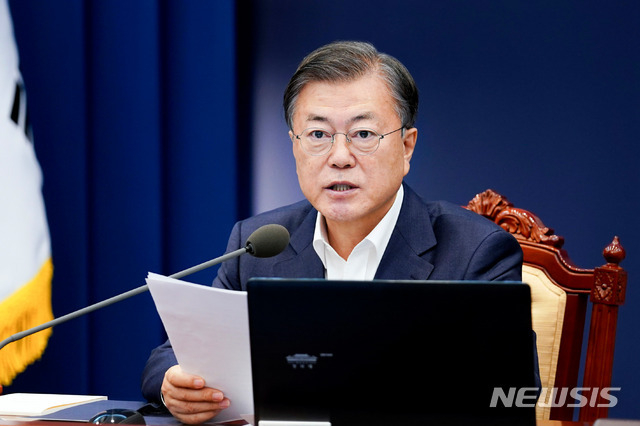 문재인 대통령이 26일 오후 청와대 여민관에서 열린 수석·보좌관회의에 참석해 발언하고 있다. 2020.10.26.