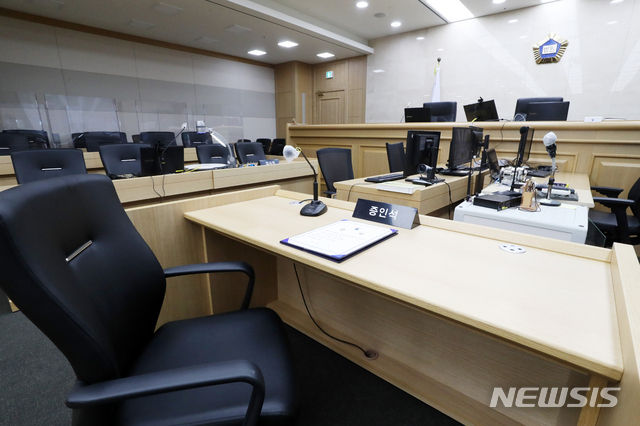 '이춘재 연쇄살인사건'의 피의자 이춘재(56)가 34년 만에 이 사건의 실체적 진실을 밝히기 위해 2일 법정에 증인으로 출석한다. 사진은 이춘재가 출석하는 경기도 수원시 영통구 수원지방법원 501호 법정. (사진/뉴시스)