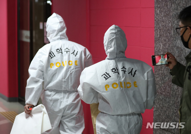 개그우먼 박지선 씨와 그의 모친이 자택에서 숨진 채 발견된 2일 자택이 있는 아파트 지하주차장에서 과학수사대 관계자들이 분주한 모습을 보이고 있다. (사진/뉴시스)