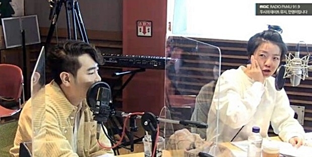 박지선 사망 비보에 동료 개그우먼 안영미와 김신영이 라디오 진행을 중단한다. 3일 MBC에 따르면 안영미와 김신영은 이날 라디오 프로그램 진행을 하지 않는다. 사진 안영미(오른쪽)와 뮤지가 MBC FM4U 라디오 '두시의 데이트 뮤지, 안영미입니다' 진행하는 모습. 사진=MBC 보이는 라디오 캡처