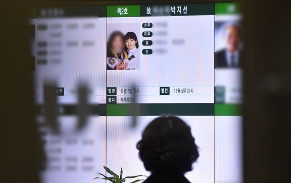 박지선 사망 소식이 2일 전해졌다. 경찰에 따르면 이날 오후 1시 45분께 서울 마포구 자택에서 모친과 함께 숨진 채 발견됐다. 이날 오후 박지선 부친 신고로 출동한 경찰은 박지선 사망에 대해 극단적 선택으로 추정하고 있다. 일각에선 박지선 사망 원인에 대해 평소 지병 햇빛 알레르기 질환이 악화돼 극단적 선택을 한 것으로 보고 있다. 경찰은 이날 저녁 유서가 발견됐다고 밝혔지만 공개하지 않았다. 사망한 박지선 질병 햇빛 알레르기(햇빛 알러지)에 관심이 집중됐다. 햇빛 알레르기란 태양광선에 노출된 뒤 피부 가려움증이나 발진 증상이 발생하는 질병을 뜻 한다. 사진은 이날 박지선과 모친 빈소가 마련된 서울 양천구 이대목동병원 장례식장 모니터 모습. 사진=뉴시스
