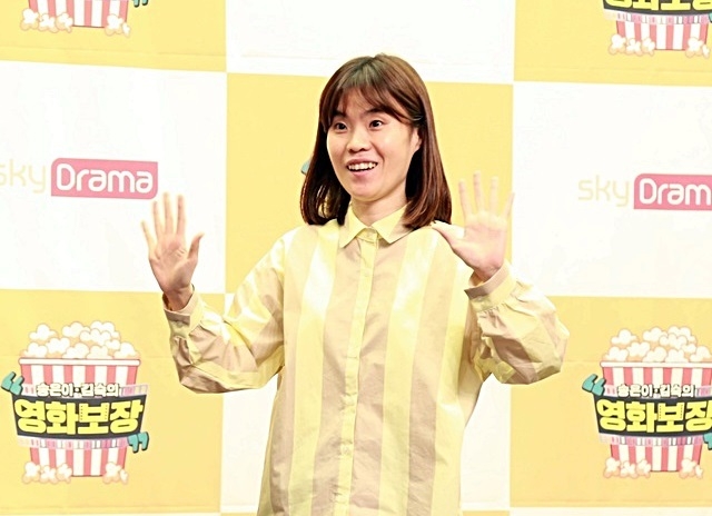 사망한 박지선 지병(질병) 햇빛 알레르기(햇빛 알러지)에 관심이 집중됐다. 햇빛 알레르기란 태양광선에 노출된 뒤 피부 가려움증이나 발진 증상이 발생하는 질환을 뜻 한다. 이 피부 질환은 증상이 심할 심각한 경우엔 스테로이드 크림이나 먹는 약으로 치료해야 하는 질병이며 햇빛 알레르기로 인해 우울증에 걸리기도 한다. 2일 경찰에 따르면 박지선은 이날 오후 1시 45분께 서울 마포구 자택에서 모친과 함께 숨진 채 발견됐다. 일각에선 박지선 사망 원인에 대해 평소 지병 햇빛 알레르기 질환이 악화돼 극단적 선택을 한 것으로 보고 있다. 경찰은 이날 저녁 유서가 발견됐다고 밝혔지만 직접 공개하지 않았다.