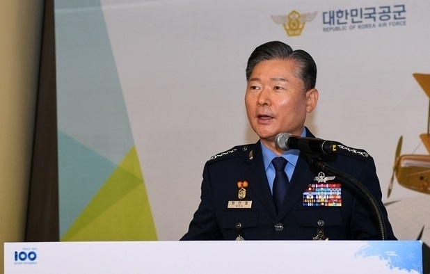 동부전선(강원도 동부전선)서 미상 인원이 4일 포착됐다. 합동참모본부는 이날 오전 "현재 동부지역 전방(강원도 남북 접경지역)에서 미상 인원이 우리 군 감시 장비에 포착돼 수색작전 중이다"며 "자세한 내용은 작전이 끝나면 설명할 것이다"고 밝혔다. 사진은 원인철 공군참모총장이 지난 7월 14일 서울 강서구 국립항공박물관에서 열린 '한인비행학교 기념조형물 제막식'에서 기념사하고 있다. (사진=공군 제공)