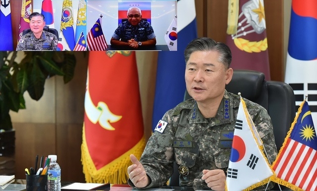 동부전선 신원미상 월남자(탈북자) 북한 남성 1명의 신병이 확보됐다고 4일 군이 밝혔다. 앞서 이날 오전 동부전선(강원도 동부전선)서 미상 인원이 포착됐다. 합동참모본부는 오전 "현재 동부지역 전방(강원도 남북 접경지역, 동부전선)에서 미상 인원이 우리 군 감시 장비에 포착돼 수색작전 중이다"며 "자세한 내용은 작전이 끝나면 설명할 것이다"고 밝혔다. 사진은 원인철 합참의장이 3일 오후 아펜디 빈 부앙 말레이시아 총사령관과 공조 통화하는 모습. (사진=합동참모본부 제공)