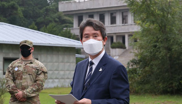 이인영 통일부 장관이 16일 오전 경기 파주시 판문점을 방문해 남북 정상이 기념식수 한 자리에서 인터뷰를 하고 있다. (사진=공동취재사진) 