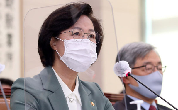 추미애 법무부장관이 5일 서울 여의도 국회에서 열린 법제사법위원회 전체회의에서 의원 질의에 답변하고 있다. (사진=공동취재사진)