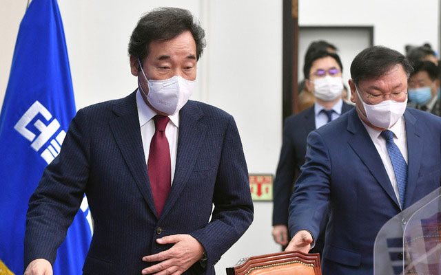 이낙연 더불어민주당 대표와 김태년 원내대표 등 지도부가 6일 오전 서울 여의도 국회에서 열린 최고위원회의에 참석하고 있다. (사진=공동취재사진)